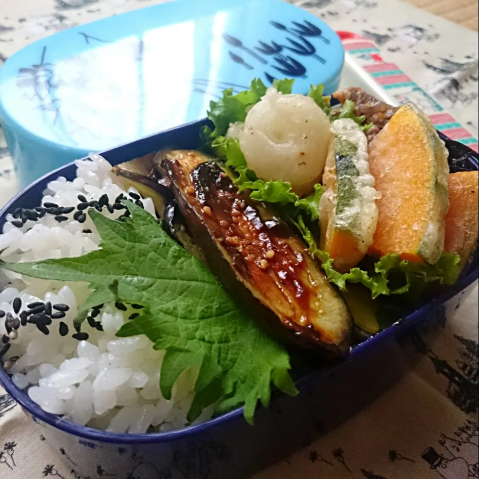 お弁当(5/30)
ごましそごはん、牛肉の甘辛煮、かぼちゃと玉ねぎの天ぷら、なす田楽、ひじきの生姜煮、サニーレタス|さっちんさん