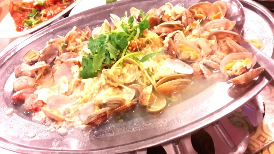 Snapdishの料理写真:steam shelled clams with garlic|laumeikuanさん