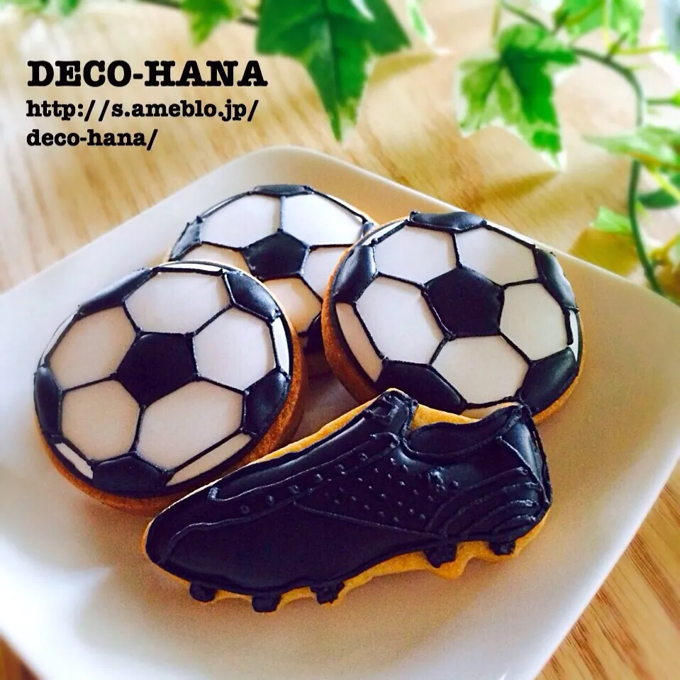 サッカーボールとスパイクのアイシングクッキー|さとみ (satomi_foodart)さん