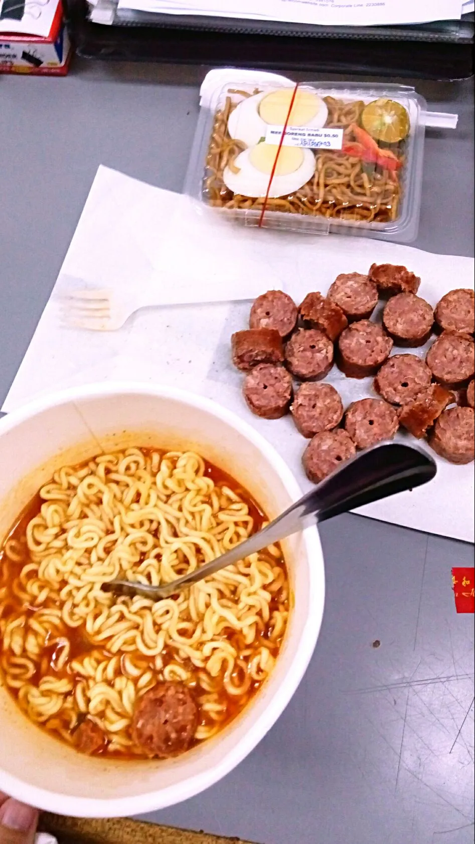 Kimchi ramyun and homemade sausages|Nura Hazさん