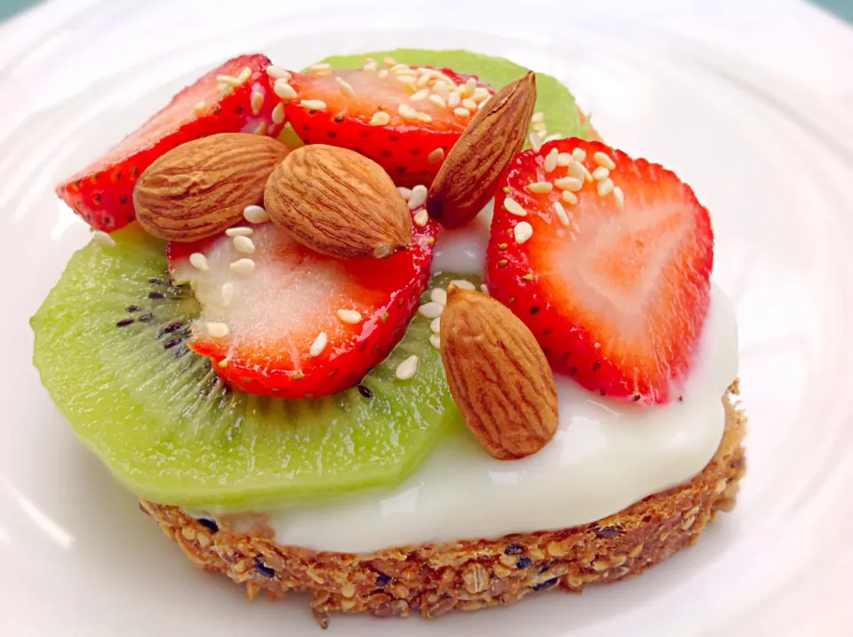 Whole seed bread with fruit🍓|🍃aeyafternoon🌾さん