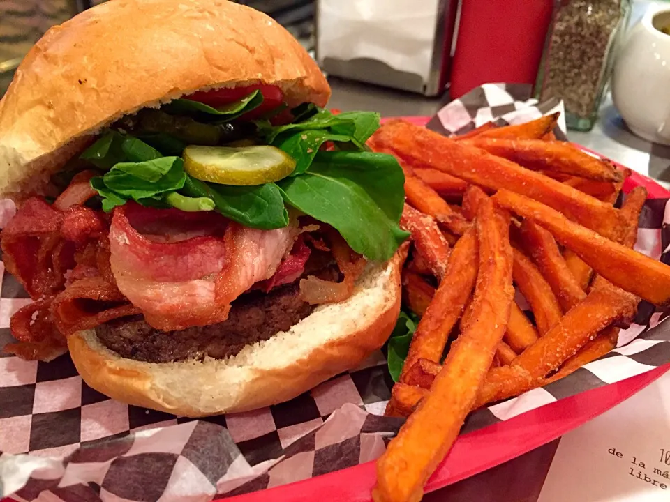 Rucula, blue cheese burger with sweet potato fries.|Eduardo Mestre Sさん