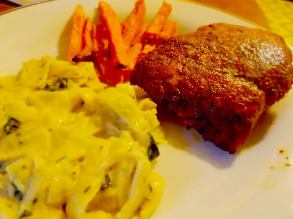 Blacken salomon and sweet potato Fries with asago spinach pasta|Gioさん