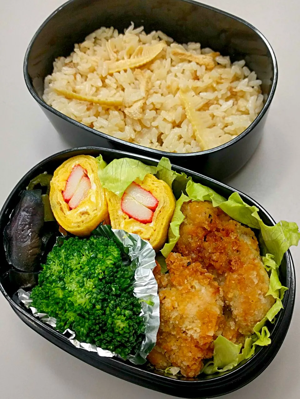 Snapdishの料理写真:5月30日のサラメシは

竹の子ご飯
かにかま入り卵焼き
茄子とピーマン旨煮
ブロッコリー

です(*´∀｀)|ニッパーさん