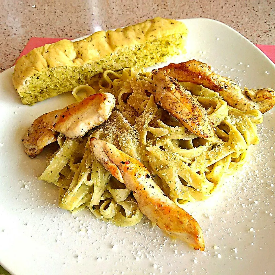 chicken pesto pasta|Tezu Ropezuさん