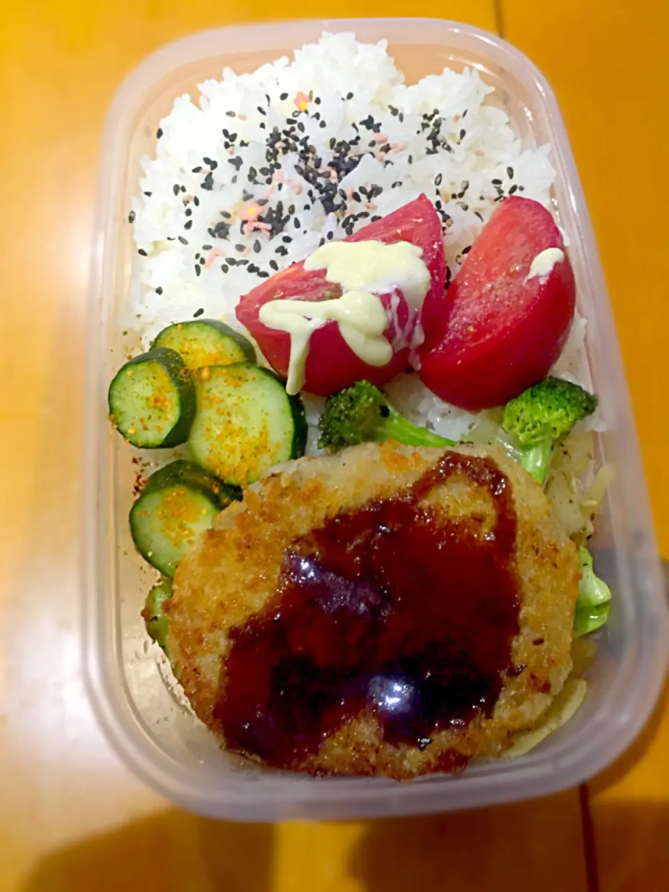 パパお弁当🍱  メンチカツ  玉ねぎとブロッコリーの炒め物  きゅうりの漬物  トマト🍅  梅ゴマ塩|ch＊K*∀o(^^*)♪さん