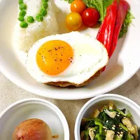 Snapdishの料理写真:お弁当お休みだったので、夕飯はハンバーグと小松菜のお浸し🌱高濃度【ガブリエル】ピーマン添えて！|ルーピー🤐ど素人につき色々な面で勘弁して下さい。8歳の娘と夫と猫と犬とメダカと私の生活🤔さん