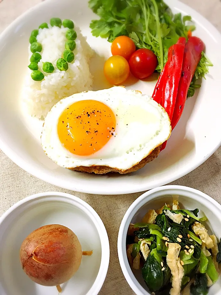 お弁当お休みだったので、夕飯はハンバーグと小松菜のお浸し🌱高濃度【ガブリエル】ピーマン添えて！|ルーピー🤐ど素人につき色々な面で勘弁して下さい。8歳の娘と夫と猫と犬とメダカと私の生活🤔さん