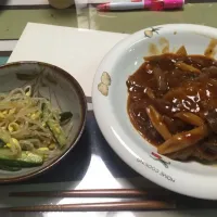 煮込みハンバーグ、もやしときゅうりの梅あえ|くも ひばりんさん