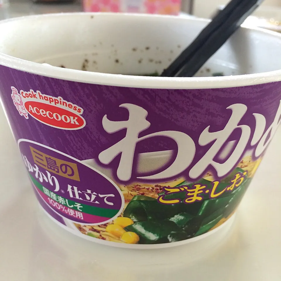 Snapdishの料理写真:ゆかり、仕立てのわかめラーメンlunch♡2016/05/30|ちび太さん