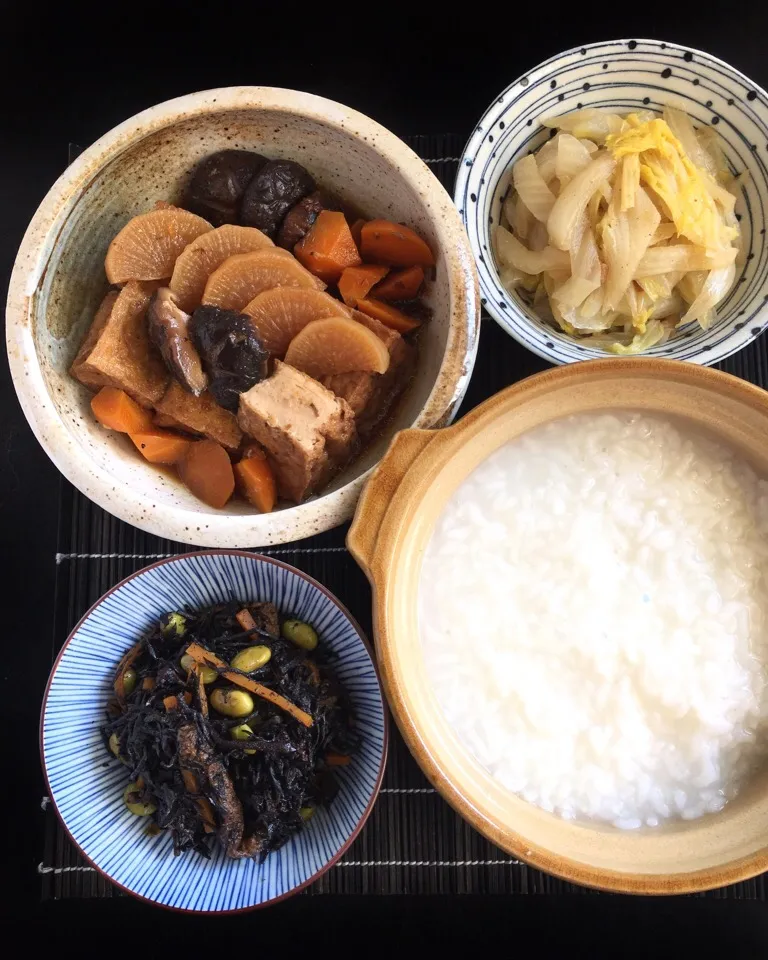 Snapdishの料理写真:ひじきの煮物、厚揚げと大根の煮物、白菜、お粥。lunch of simmered hijiki seaweed, braised atsuage with daikon/carrots/shiitake, stirfried napa cabbage, porridge|coxiella24さん