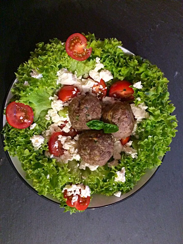 Snapdishの料理写真:Greek style Meatball salad|sweet tigerpunkさん