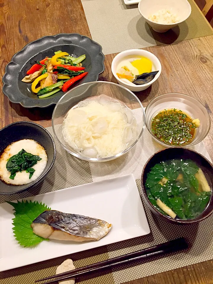 今日はヘルシー和食🍚鰆の塩焼き🐟きのこと小松菜、パプリカのガーリック塩炒め🍄🍃長芋のモロヘイヤとろろ🌿お漬物、モロヘイヤと油揚げのお味噌汁✨お素麺(旦那用)|まみりんごさん