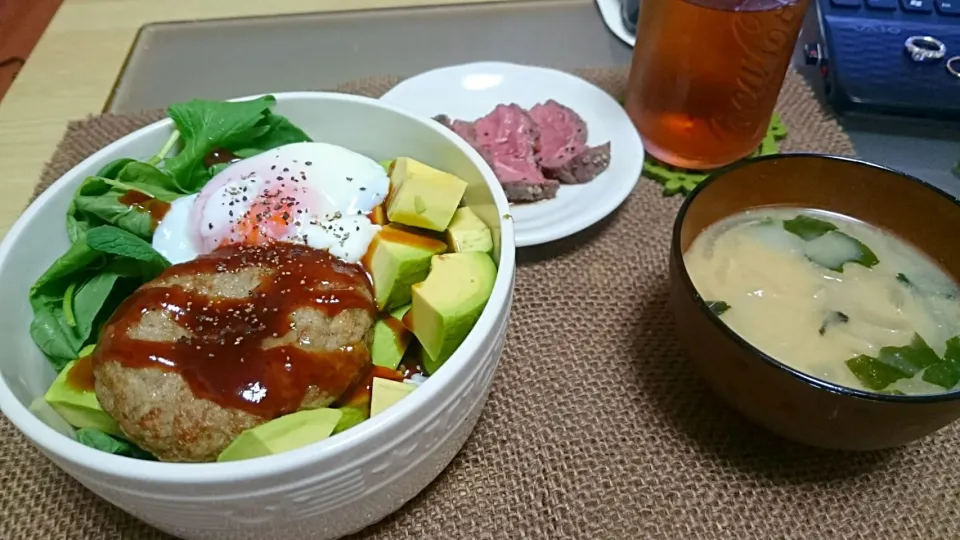 Snapdishの料理写真:ロコモコ丼、玉ねぎのみそしる、ローストビーフ|おむすびさん