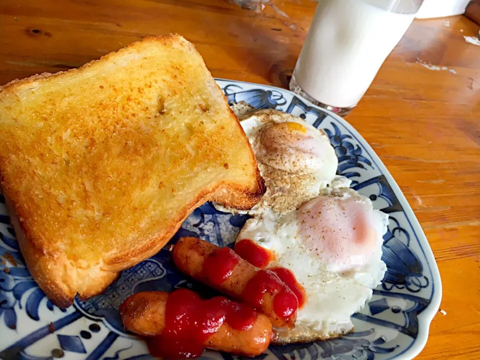 バターがしみしみの美味しいパンとウインナーエッグの朝食♡|らいとさん