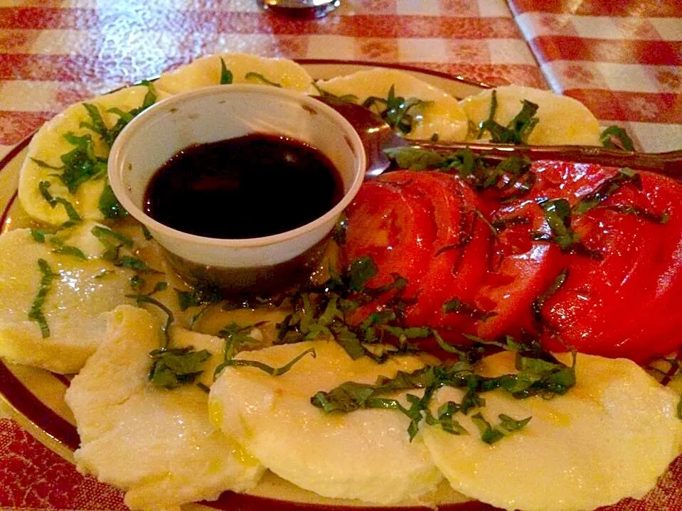 Freshly slice Mozzarella, tomatoes, balsamic vinaigrette & basil|🌺IAnneさん