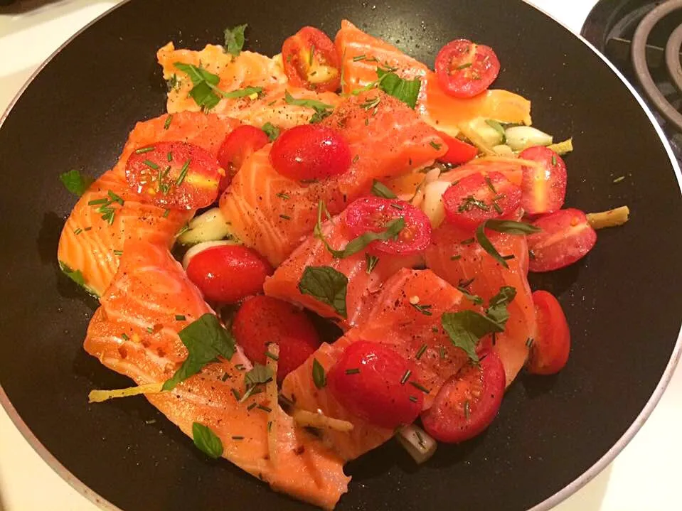 Snapdishの料理写真:Braise salmon with leeks, grape tomatoes, and chardonnay wine|🌺IAnneさん