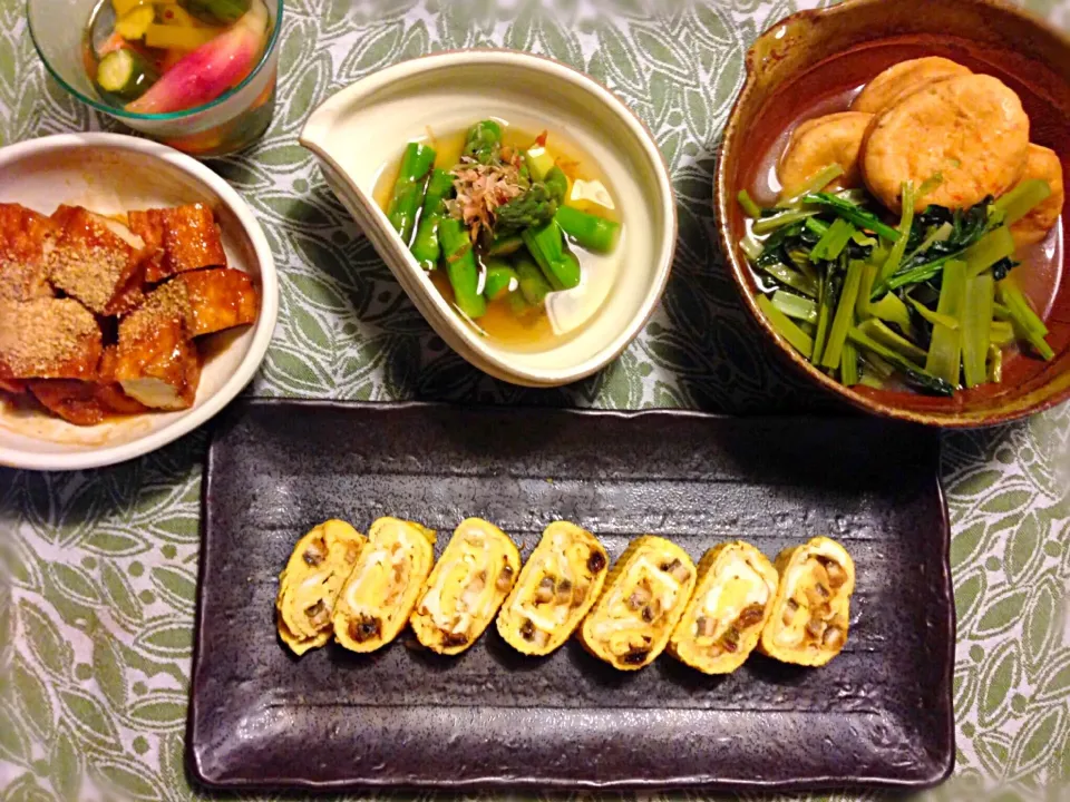 Snapdishの料理写真:昨日の晩ごはん
🍴グリーンアスパラのお浸し
🍴鰻巻き
🍴小松菜とがんもの炊いたん
🍴厚揚げの甘煮
🍴ピクルス|frannyさん