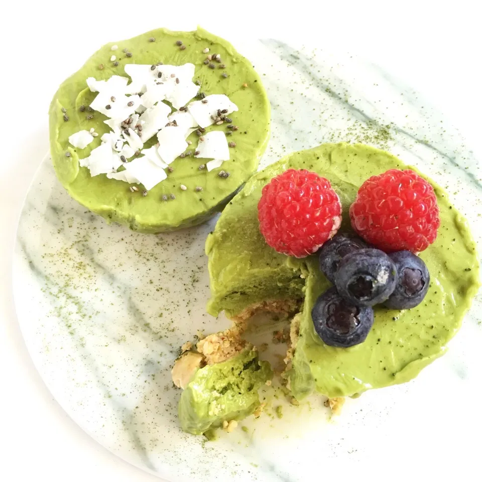 Snapdishの料理写真:Matcha avocado lime tartlets with nut crust(fully raw)|coxiella24さん