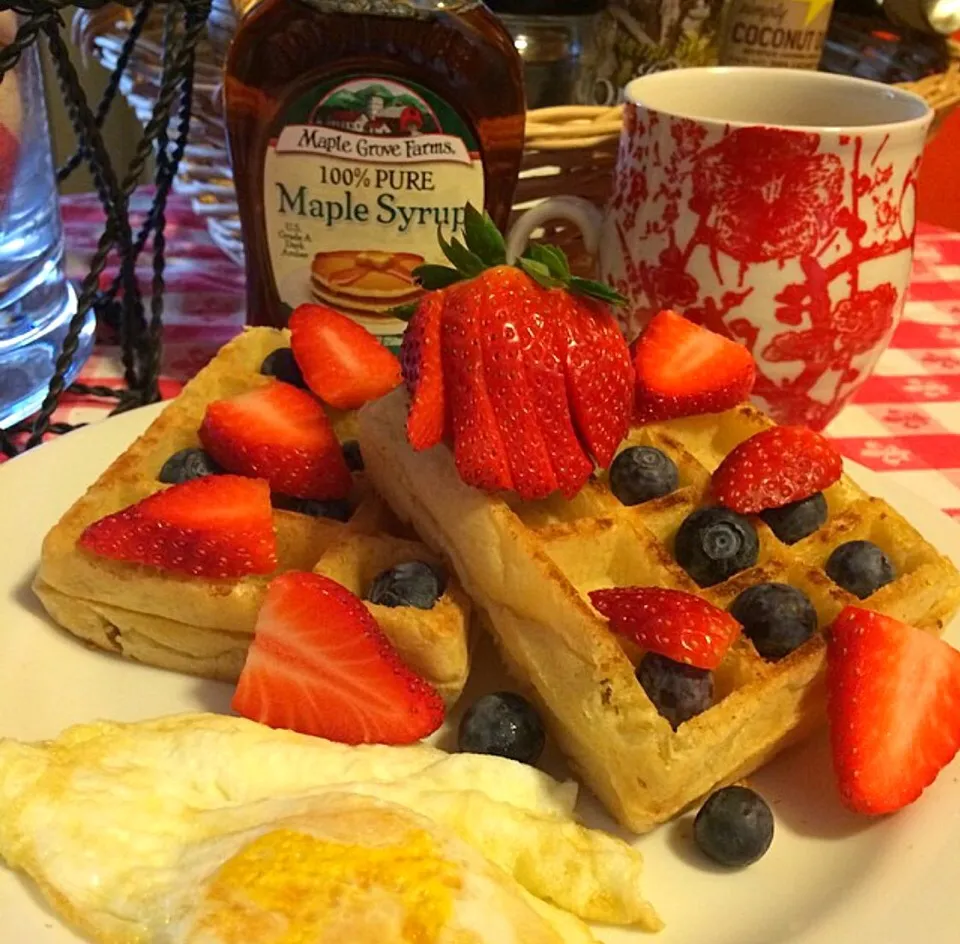 Belgian Waffles with berries, maple syrup|🌺IAnneさん