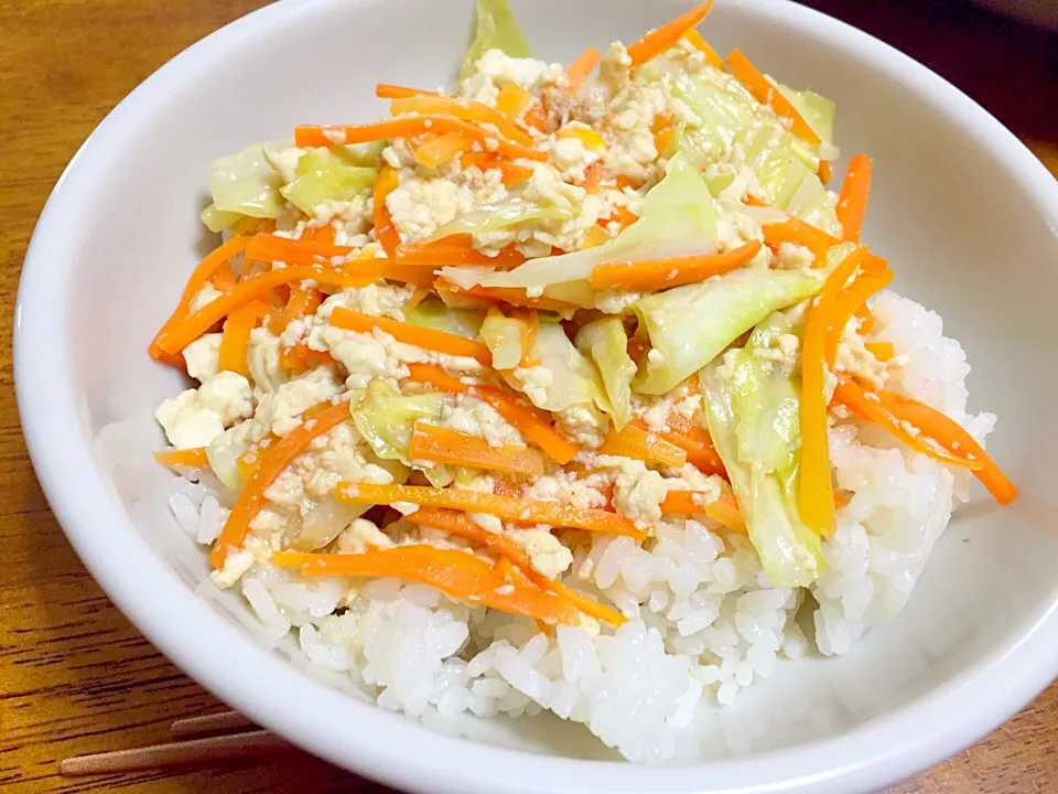 Snapdishの料理写真:豆腐とキャベツと人参の千切り丼|井上 綾さん