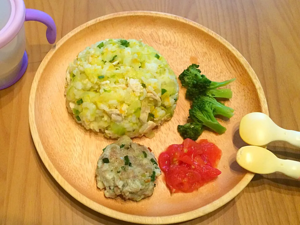 Snapdishの料理写真:離乳食後期
☆ササミと野菜のチャーハン
☆ブロッコリー、トマト
☆豚ニラ豆腐バーグ|airi-nさん