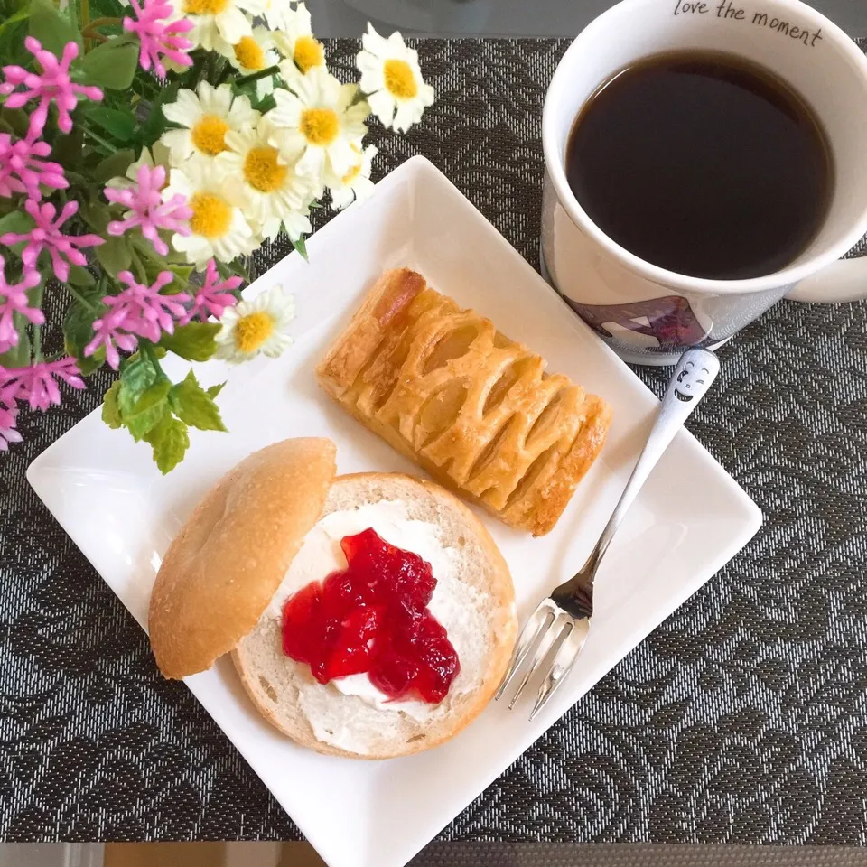 Snapdishの料理写真:5/31❤︎いちごジャム&クリームチーズベーグルサンド❤︎ホットアップルパイ|Makinsさん