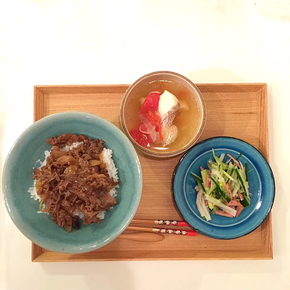 牛丼。真鯛のスープ。ねぎ塩サラダ。|hongkiさん