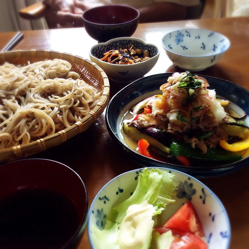 Snapdishの料理写真:冷たいお蕎麦、豚肉と夏野菜の揚げ浸し おろしぽん酢で♡ 実家にて父とランチ 2016.5.31|キラ姫さん