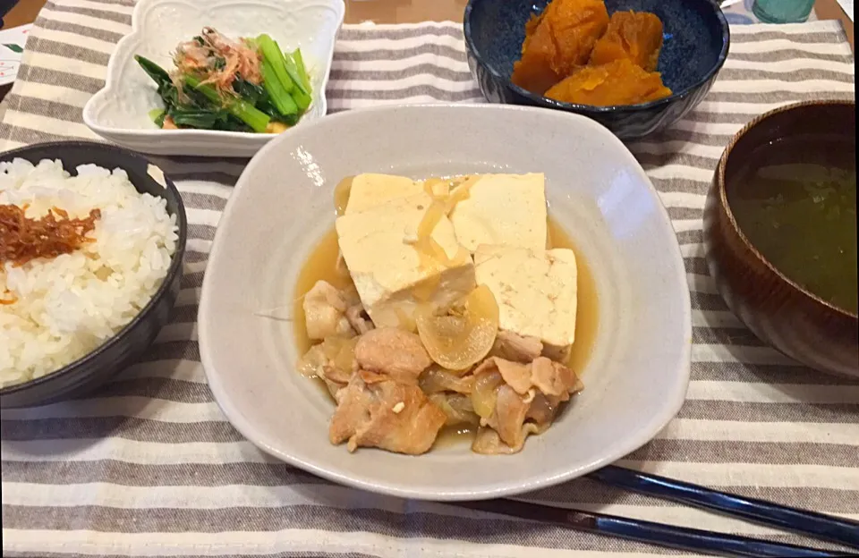 肉豆腐、かぼちゃの煮物、小松菜のおひたし、とろろ昆布のお吸い物|つんさん