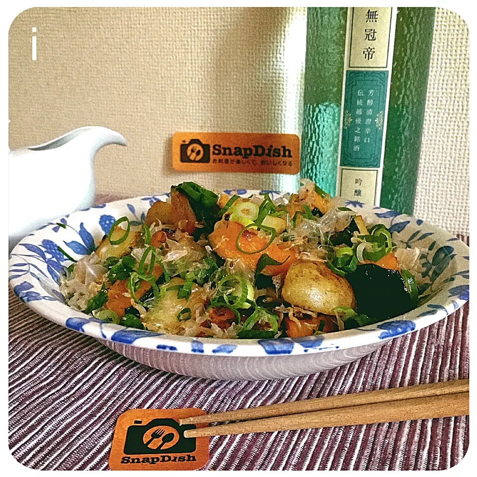 izoomの料理 じゃがいもとカボチャのネギ&おかかまみれ 【Fried potatoes and pumpkin dusted w/ cibol and bonito flakes】|izoomさん