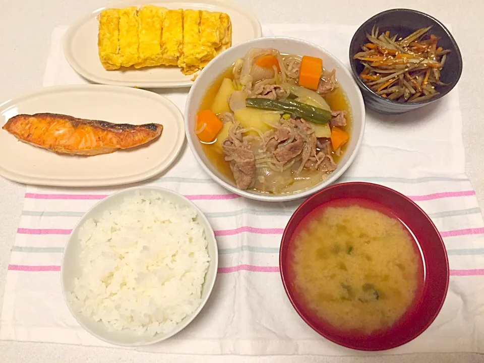 Snapdishの料理写真:肉じゃが、鮭、卵焼き、きんぴら、味噌汁|まみさん