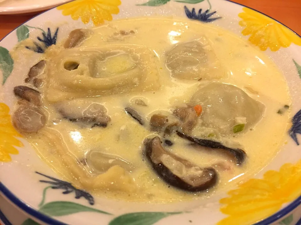 Snapdishの料理写真:Chicken ravioli w/creamy white sauce and mushroom|EriLorn foodtripさん