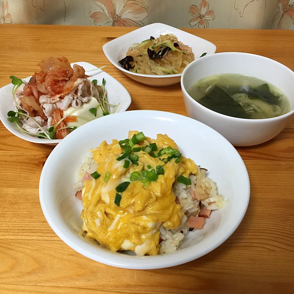 ふんわり卵チャーハン 豚キムチ冷奴 春雨サラダ わかめスープ|sayaさん