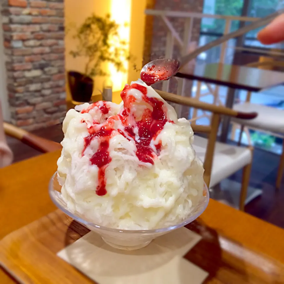 Snapdishの料理写真:銀座のジンジャーの「センガセンガナ」
イチゴのかき氷🍧🍓😅|ジヌ美さん