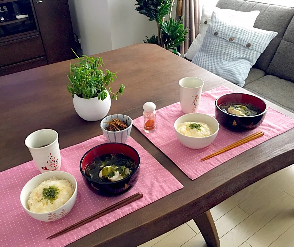 Snapdishの料理写真:ワカメたっぷり月見蕎麦、とろろご飯、きんぴらごぼう、たんぽぽ茶|pentarouさん