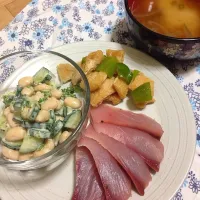 Snapdishの料理写真:ハマチの刺身
大豆ときゅうりのマヨマスタードサラダ
薄揚げとピーマンの煮浸し
アスパラとみょうがの味噌汁|sa78さん