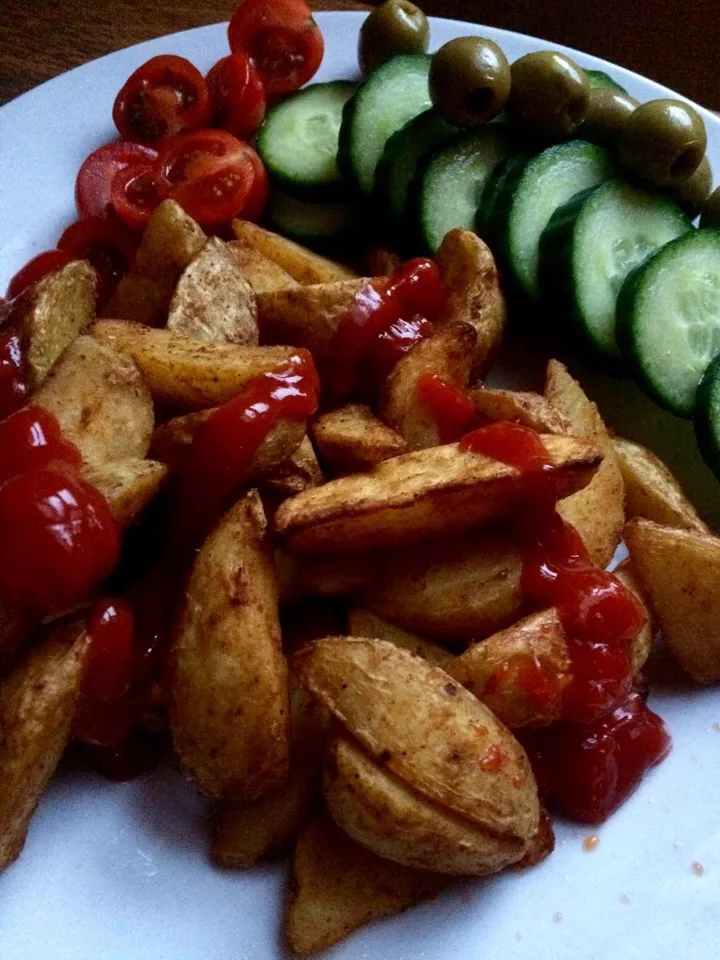 Chips, ketchup, olives, cucumber & tomato|Nick Hiderさん