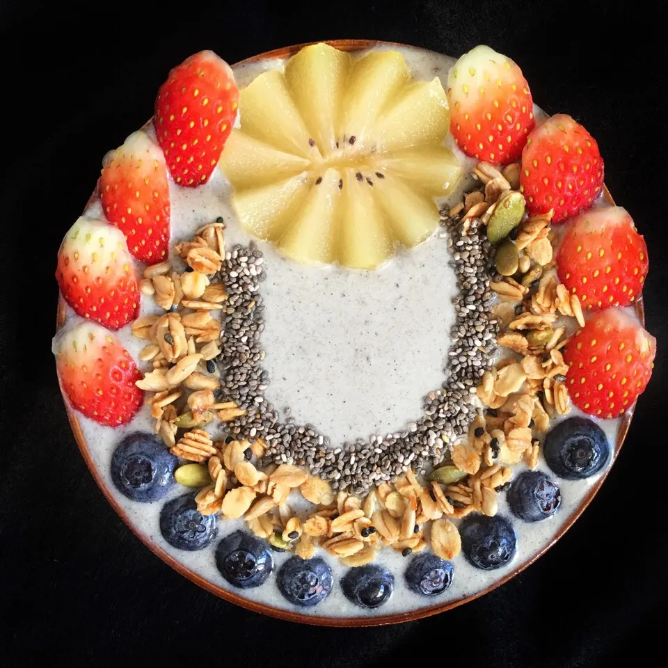 Black sesame smoothie bowl with fruits, granola and chia|coxiella24さん