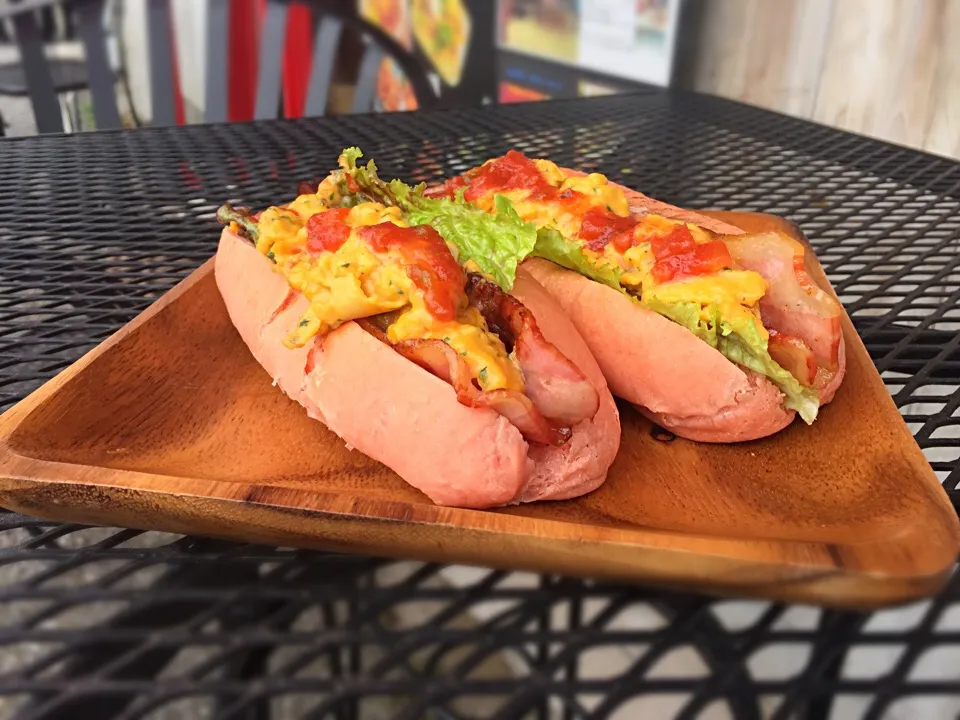 Bacon, scrambled egg & salsa "Brecky Dog"|Samuel Naylorさん