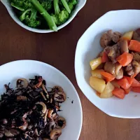 塩味の鶏じゃが。キノコとちくわとひじきの煮物。ゆでブロッコリー。|みずたまりさん