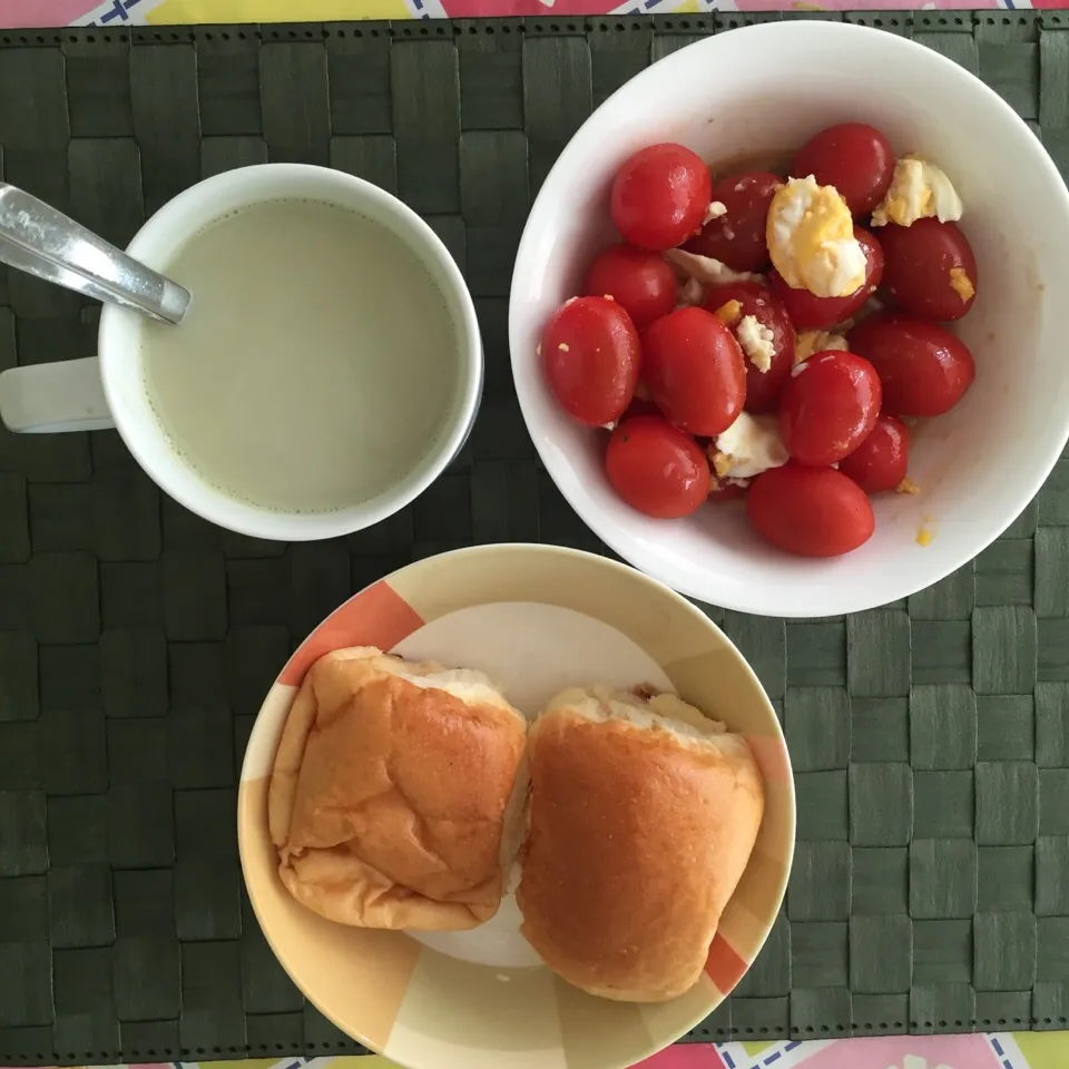 Mor break lets had a cup of tea with cherry tomato mix with egg and cheesy bread...|janiceさん