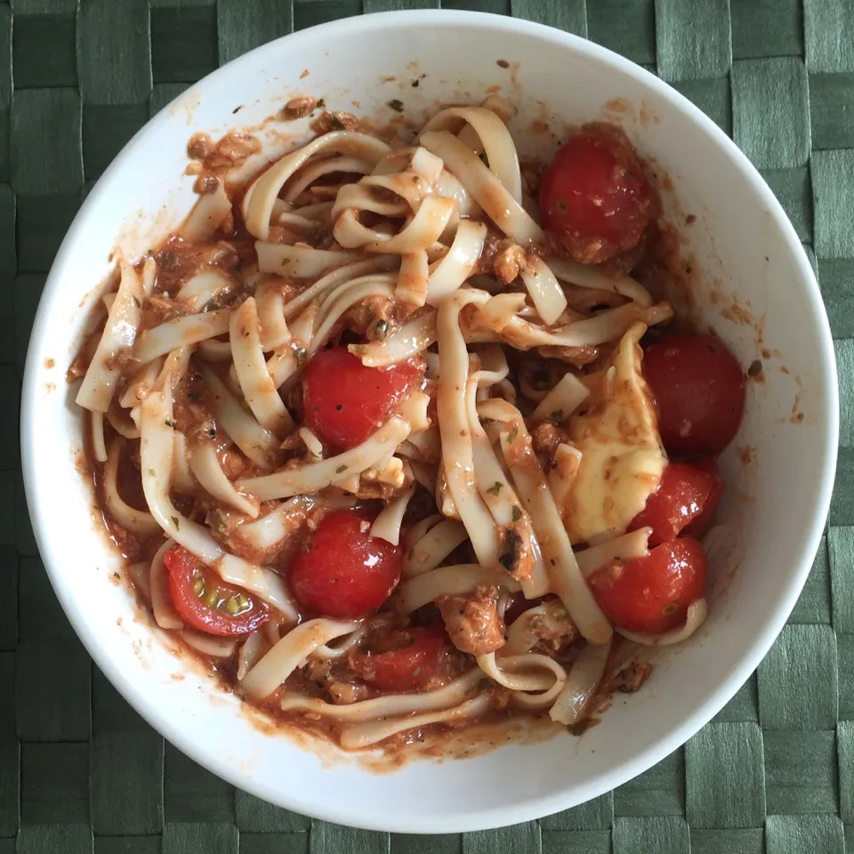 Sooo hungry look at the fetuchini mix with sardine can and cheesy|janiceさん