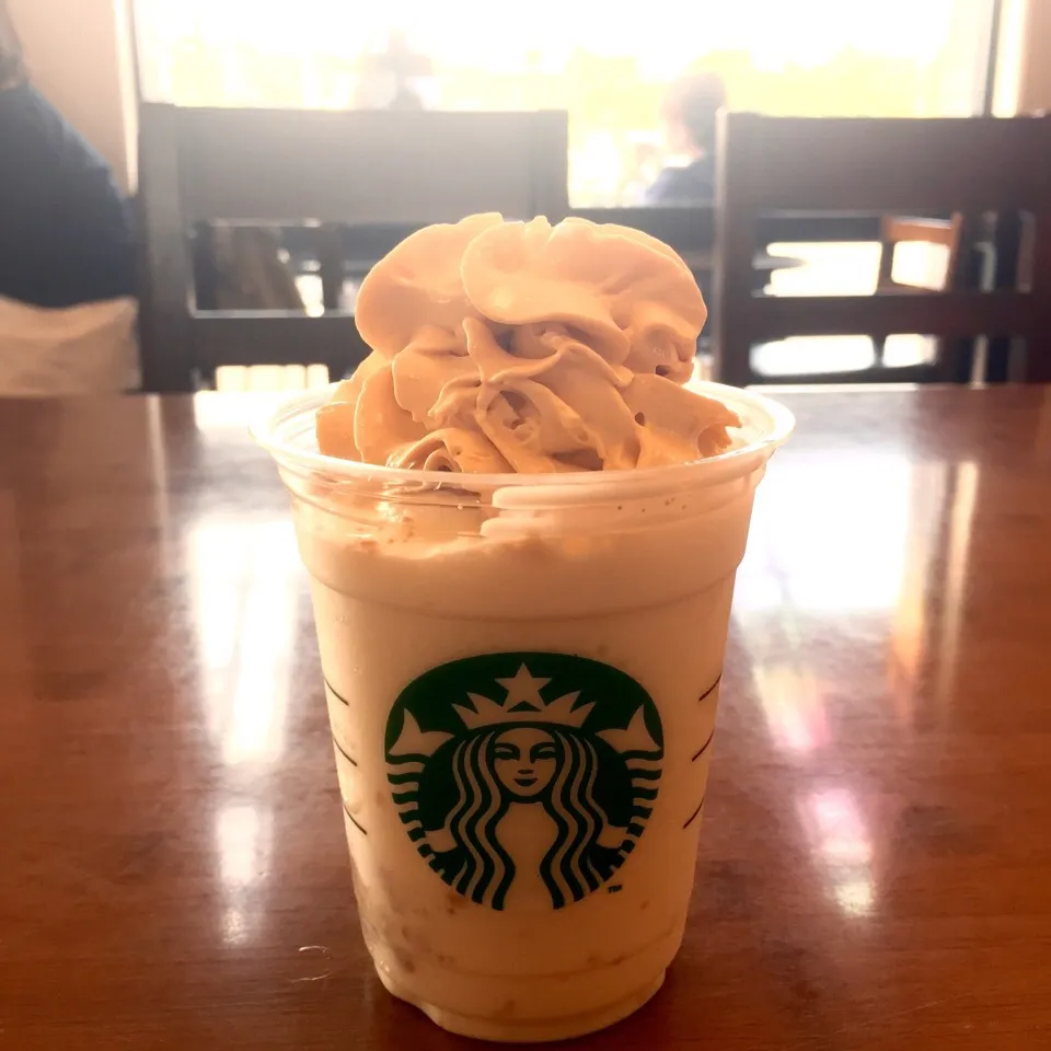 Snapdishの料理写真:ベイクド・チーズケーキ・フラペチーノ。昔何処かで飲んんだような味わい。何だっけな〜(´Д` )|織友さん