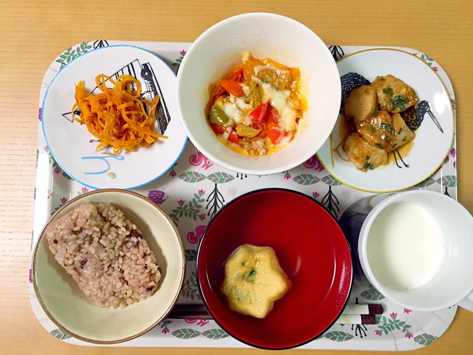 ６月１日
人参の味噌ゴマ炒め
ラタトゥイユチーズのせ
鶏肉照り焼き
加賀のお吸い物
玄米|あちゃんみんさん