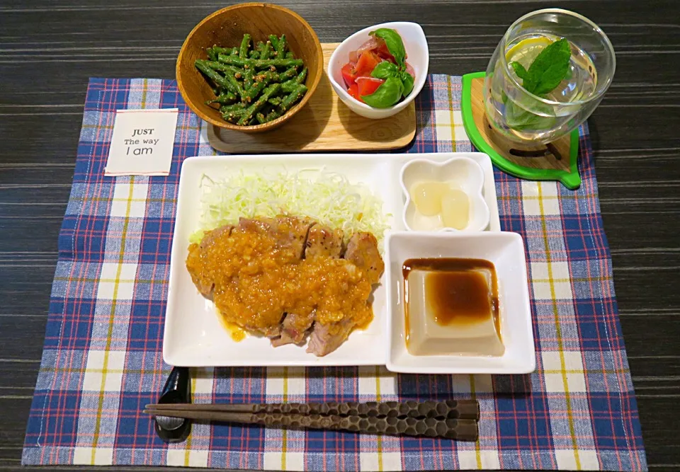 極旨ソーストンテキ、胡麻豆腐、らっきょう、いんげん胡麻和え、生ハムトマトサラダバジル添えです。|かれんさん