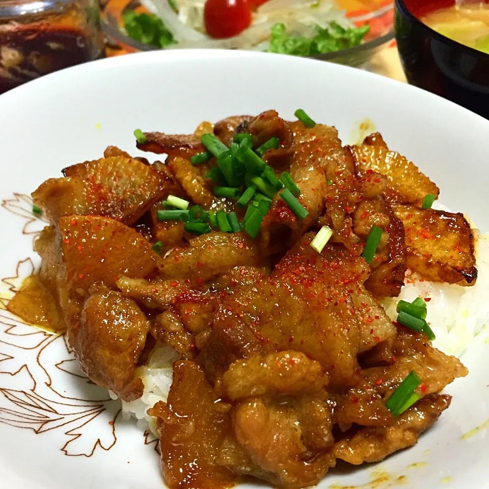 Snapdishの料理写真:豚コマ大根カレー味の甘辛炒め煮丼|カウンター嬢さん