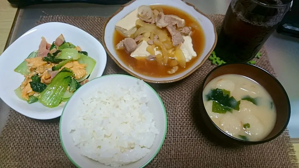 肉豆腐、チンゲン菜とベーコンと卵の炒め物、みそしる|おむすびさん