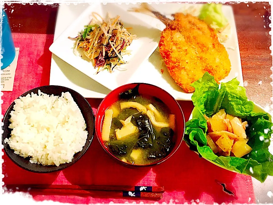 今日の夜ご飯
豚バラ大根
鯵フライ
ひじきと根菜のサラダ
ほうれん草と油揚げのお味噌汁
ご飯|nachiさん