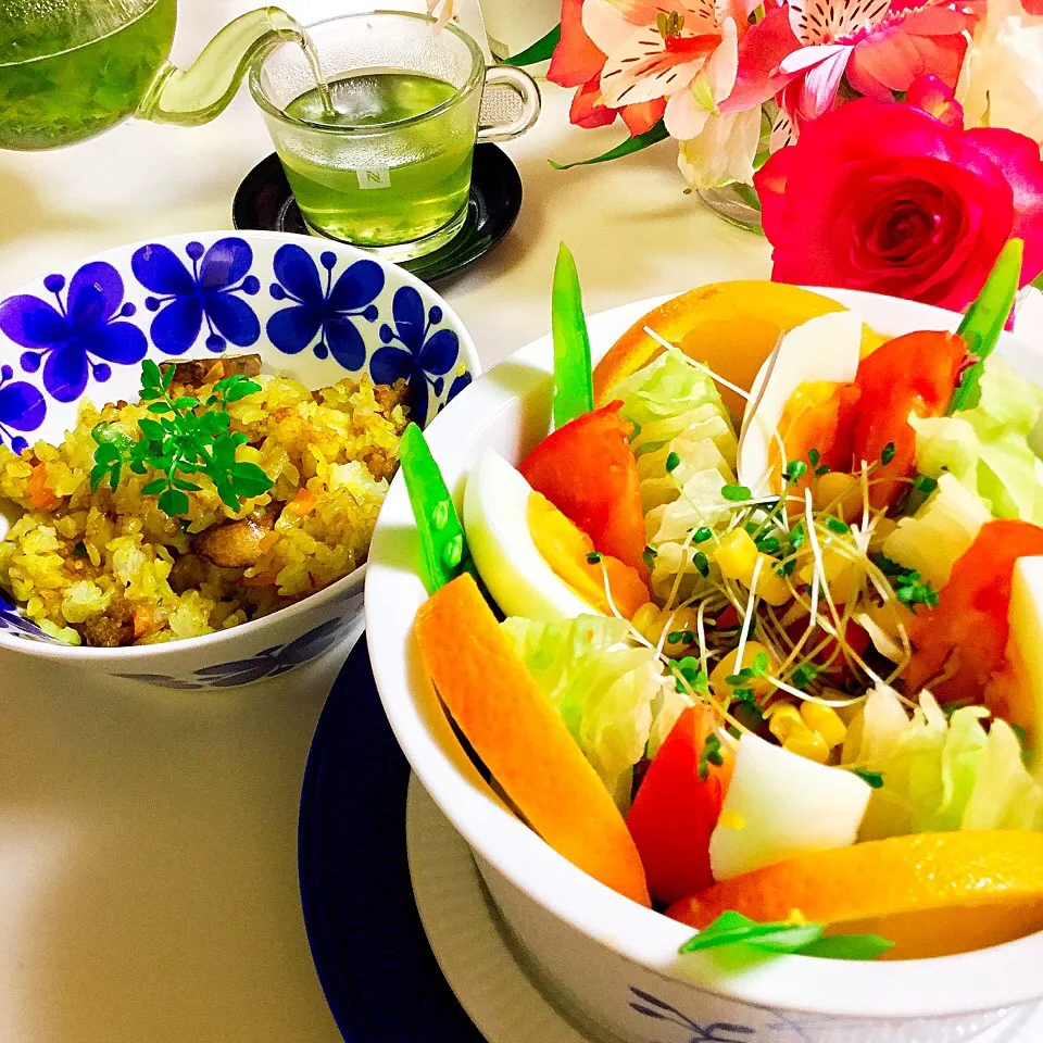 Snapdishの料理写真:季節の野菜たっぷりサラダ
カレーピラフ溶けるチーズ載せ
カレーの香りが、食欲増進❗️|ゆかモンさん